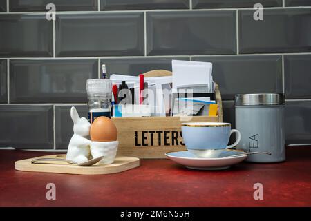 Frühstück mit gekochtem Ei earl Grey Tee während der Morgenpost geöffnet Stockfoto