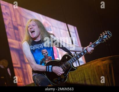 Iron Maiden in Konzert in Het Gelredome Arnhem Holland. The Book of Souls Tour 2016. Janic Gers spielt seine Gitarre. Vvbvanbree Fotografie Stockfoto