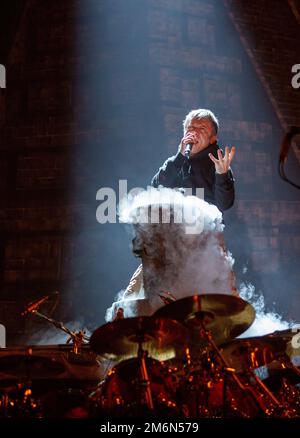 Iron Maiden im Konzert in Het Gelredome Arnhem Holland. Die Buch der Seelen Tour 2016. Bruce Dickinson tritt auf, vvbvanbree-Fotografie. Stockfoto