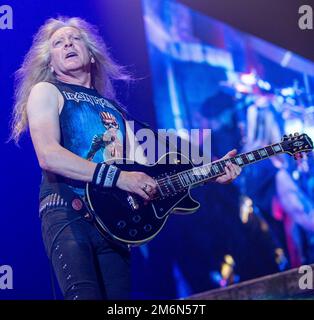 Iron Maiden concert.in Het Gelredome Arnhem Holland. The Book of Souls Tour 2016. Janic Gers spielt seine Gitarre. Vvbvanbree Fotografie Stockfoto