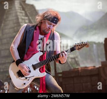 Iron Maiden in Konzert in Het Gelredome Arnhem Holland. Das Buch der Seelen Tour 2016. Adrian Smith tritt auf. Vvbvanbree Fotografie Stockfoto