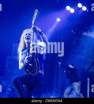 Iron Maiden im Konzert in Het Gelredome Arnhem Holland. 2016. Gitarrist Janick Gers tritt auf, vvbvanbree-Fotografie. Stockfoto