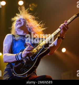 Iron Maiden im Konzert in Het Gelredome Arnhem Holland. Das Buch der Seelen Tour2016. Janic Gers spielt seine Gitarre. Vvbvanbree Fotografie Stockfoto