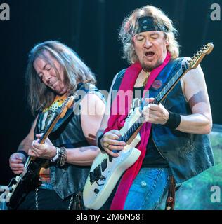 Iron Maiden im Konzert in Het Gelredome Arnhem Holland. 2016. Dave Murray und Adrian Smith treten auf, vvbvanbree Fotografie. Stockfoto