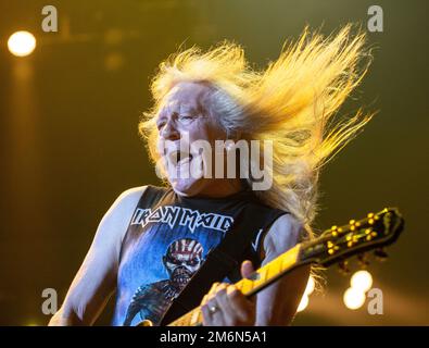 Iron Maiden im Konzert in Het Gelredome Arnhem Holland. Das Buch der Seelen Tour2016. Janic Gers spielt seine Gitarre. Vvbvanbree Fotografie Stockfoto