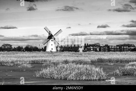 In ganz Großbritannien - Windmill & Old Lifeboat House in Lytham (in Schwarz und Weiß) Stockfoto