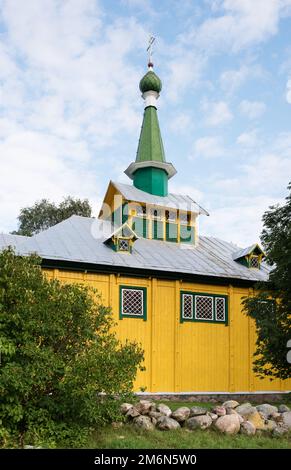 Orthodoxe hölzerne Kirche der Fürsprache der Heiligen Jungfrau im Dorf Osinogorodok Stockfoto