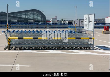 Bratislava, Slowakei - 4. August 2022 : IKEA-Einkaufswagen oder -Wagen. IKEA ist der weltweit größte Möbeleinzelhändler Stockfoto