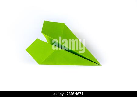 Grünes Papier Flugzeug Origami isoliert auf einem weißen Hintergrund Stockfoto