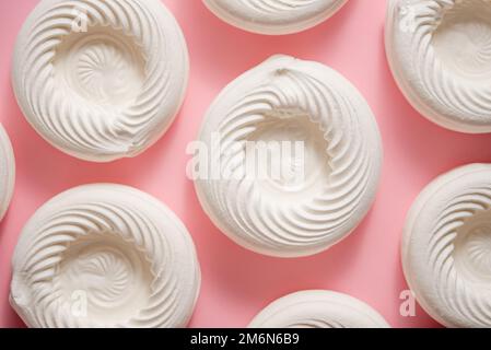 Leere Baiser-Nester auf einem rosa Hintergrund platziert Stockfoto