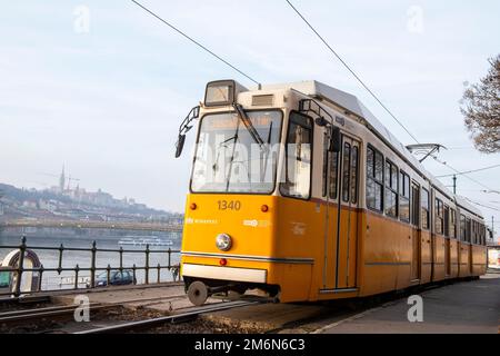 Straßenbahn entlang der Pest-Seite der Donau in der Nähe des Parlaments in Budapest, Ungarn Europa EU Stockfoto