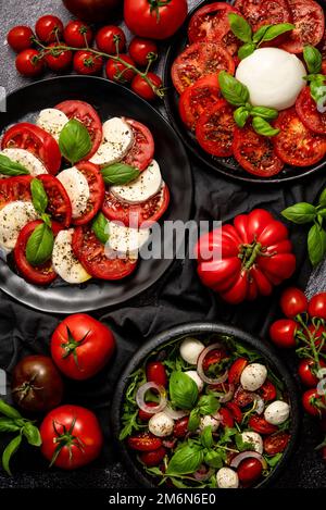 Salate mit traditionellen italienischen Burrata und Mozzarella-Käse mit Rucola und Tomaten Stockfoto