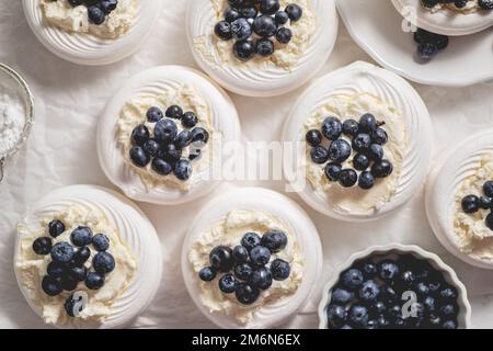 Hausgemachte leckere Mini-Pavlova-Meringue aus frischen Beeren und Mascarpone Stockfoto