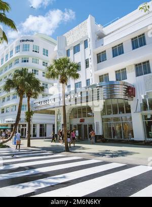 MIAMI BEACH - 30. April 2019: Wunderschöne Lincoln Road mit H M Shop. HM-Shop an der Einkaufsstraße Stockfoto