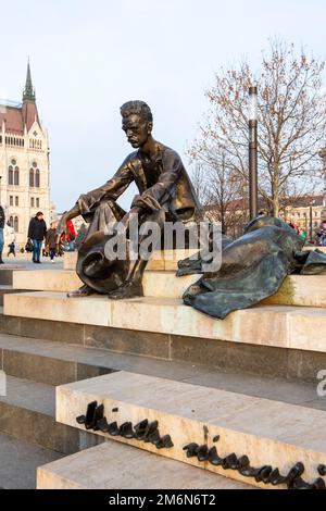 Statue des Dichters Jozsef Attila auf den Parlamentstreppen neben dem Parlament von Budapest, Ungarn Europa Stockfoto