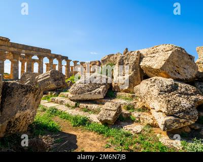 Ruinen des Tempels F und des Tempels E (Tempel der Hera) im Hintergrund - Archäologischer Park von Selinunte - Sizilien, Italien Stockfoto