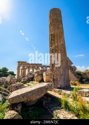 Ruinen des Tempels F und des Tempels E (Tempel der Hera) im Hintergrund - Archäologischer Park von Selinunte - Sizilien, Italien Stockfoto