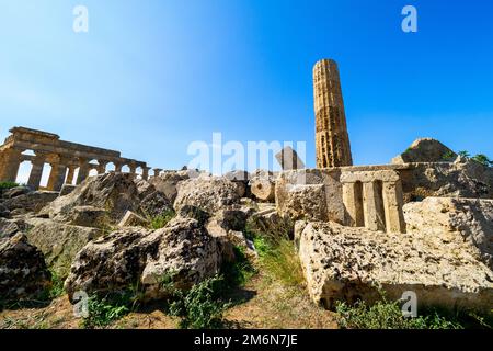 Ruinen des Tempels F und des Tempels E (Tempel der Hera) im Hintergrund - Archäologischer Park von Selinunte - Sizilien, Italien Stockfoto
