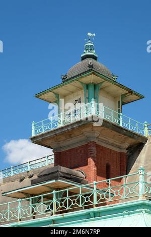 Brighton, East Sussex, Großbritannien - 5. AUGUST 2022 : Blick auf einen Turm in Brighton am 5. August 2022 Stockfoto