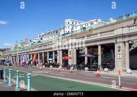 Brighton, East Sussex, Großbritannien - 5. AUGUST 2022 : Ansicht der Restaurants und Geschäfte in Brighton am 5. August 2022. Nicht identifizierte Personen Stockfoto