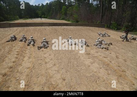 Lance CPL. Aaron Sam, ein Ausbilder des Waffen- und Feldübungsbataillons, bewertet Rekruten während ihres gesamten Lehrgangs während der Basic Warrior Training (BWT) auf Marine Corps Recruit Depot Parris Island, S.C., 3. Mai 2022 in verschiedenen Techniken. BWT ist eine 48-stündige Schulungsentwicklung, die Landnavigation, improvisierte Sprengstofferkennung sowie Brand- und Bewegungstaktiken abdeckt. Stockfoto