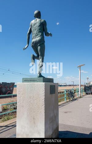 Brighton, East Sussex, Großbritannien - 5. AUGUST 2022: Die Statue des olympischen Goldmedaillengewinners Steve Ovett am 5. August 2022 in Brighton Stockfoto