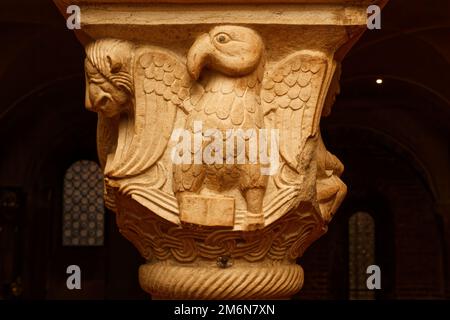 Geflügelter Adler, Symbol des Heiligen Johannes, Detail der Hauptstadt in der Krypta, die die vier Evangelisten (Ende des 11. Jahrhunderts) darstellt - Modena Kathedrale, Italien Stockfoto