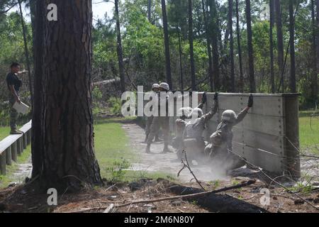 Lance CPL. Aaron Sam, ein Ausbilder des Waffen- und Feldübungsbataillons, bewertet Rekruten während ihres gesamten Lehrgangs während der Basic Warrior Training (BWT) auf Marine Corps Recruit Depot Parris Island, S.C., 3. Mai 2022 in verschiedenen Techniken. BWT ist eine 48-stündige Schulungsentwicklung, die Landnavigation, improvisierte Sprengstofferkennung sowie Brand- und Bewegungstaktiken abdeckt. Stockfoto