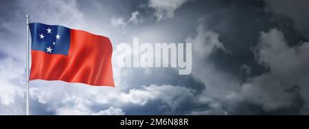 Samoa-Flagge am wolkigen Himmel Stockfoto
