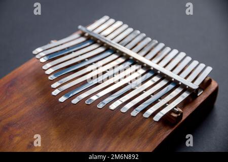 Traditioneller Kalimba aus Holz, isoliert auf Schwarz Stockfoto