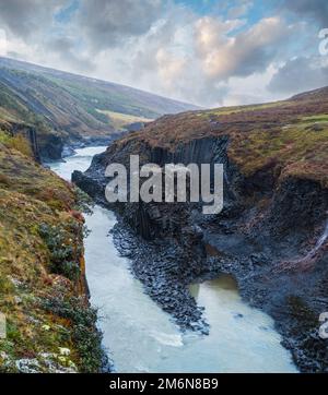 Herbst die malerische Studlagil-Schlucht ist eine Schlucht in Jokuldalur, Ostisland. Berühmte säulenförmige Basaltsteinformationen und Jokl Stockfoto