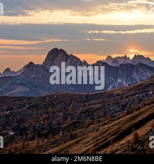 Abendliche Abenddämmerung der Berge, friedliche, trübe Aussicht vom Giau Pass. Stockfoto