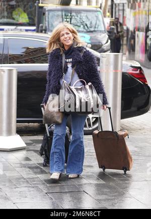 Kate Garraway kommt in den Studios von Global Radio am Leicester Square in London an. Foto: Donnerstag, 5. Januar 2023. Stockfoto
