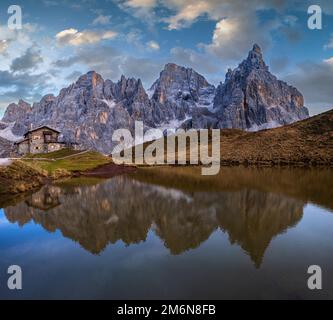 Abend Dämmerung Herbst alpine Dolomiten Berglandschaft, Trient, Italien. Blick auf den See oder Laghetto Baita Segantini. Stockfoto