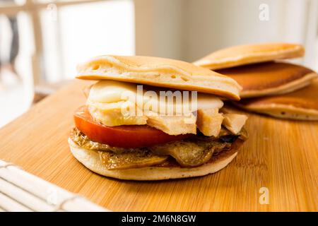 Dorayaki mit Gemüse und Käse. Dorayaki besteht aus zwei runden Kuchen gefüllt mit anko, einer Bohnenpaste, die aus der Variante Azuki-Bohnen hergestellt wird. Stockfoto