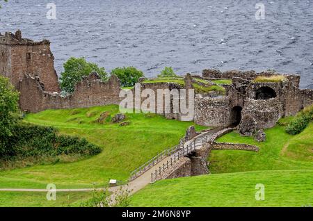 Schottische Touristenattraktion - Ruinen von Urquhart Castle an der Westküste von Loch Ness (Ort vieler Nessie Sichtungen) - Drumnadrochit, Highland Stockfoto