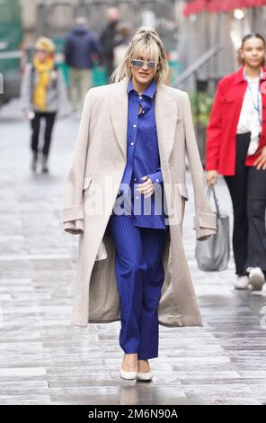 Kate Garraway kommt in den Studios von Global Radio am Leicester Square in London an. Foto: Donnerstag, 5. Januar 2023. Stockfoto