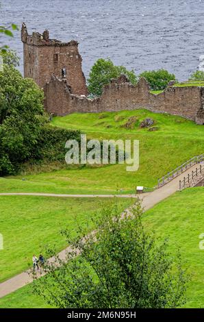 Schottische Touristenattraktion - Ruinen von Urquhart Castle an der Westküste von Loch Ness (Ort vieler Nessie Sichtungen) - Drumnadrochit, Highland Stockfoto