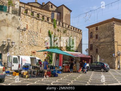 Der kleine Markt auf dem Hauptplatz von Falvaterra, Italien. Stockfoto