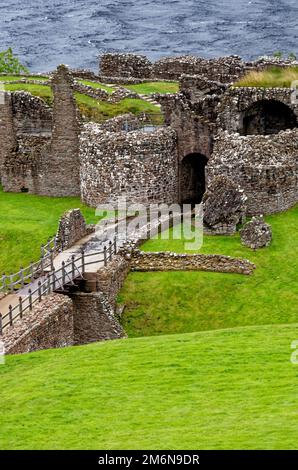 Schottische Touristenattraktion - Ruinen von Urquhart Castle an der Westküste von Loch Ness (Ort vieler Nessie Sichtungen) - Drumnadrochit, Highland, SC Stockfoto