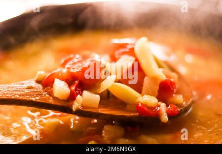 Kochen von Gemüsesuppe in Kochtopf, Wohlfühlgerichten und hausgemachten Mahlzeiten Stockfoto