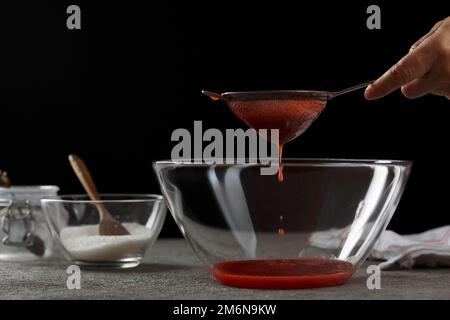 Prozess der Herstellung von Erdbeermarmelade. Hausmannskost, Studiofoto Stockfoto