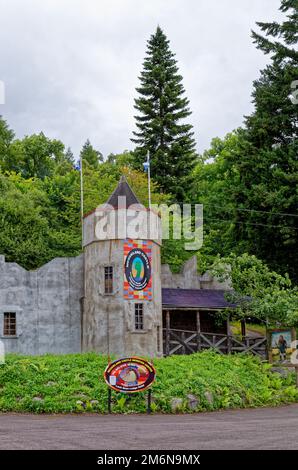 Schottische Touristenattraktion - Nessieland Castle Monster Centre - Drumnadrochit, Highland, Schottland, Großbritannien - 1. September 2012 Stockfoto