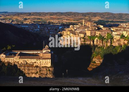 Cuenca Spanien, Blick auf die Stadt Cuenca bei Sonnenaufgang mit Parador Convento de San Pablo (links) und der historischen Altstadt über einer Schlucht, Spanien Stockfoto