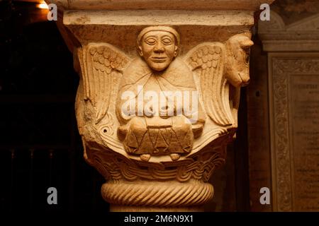 Geflügelter Mann, Symbol des Heiligen Matthew, Details der Hauptstadt in der Krypta, die die vier Evangelisten (Ende des 11. Jahrhunderts) darstellt - Modena Kathedrale, Italien Stockfoto