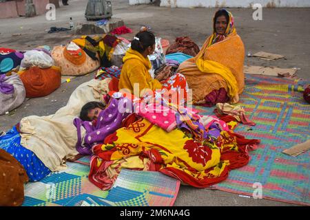 Menschen, die in Decken eingewickelt sind, schlafen an einem kalten Wintermorgen in Kalkutta am Straßenrand. (Foto: Sudipta das / Pacific Press) Stockfoto