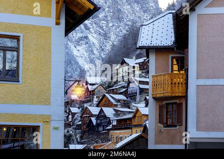 Schönes Stadtbild der besonderen Stadt Hallstatt in Österreich Salzkammergut Winterberge mit Lichterlampe. Stockfoto