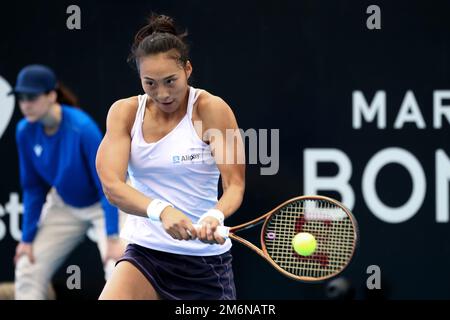 Adelaide, Australien, 5. Januar 2023. Qinwen Zheng aus China schlägt beim Adelaide International Tennis Match zwischen Victoria Azarenka aus Belarus und Qinwen Zheng aus China am Memorial Drive am 05. Januar 2023 in Adelaide, Australien, eine Rückhand. Kredit: Peter Mundy/Speed Media/Alamy Live News Stockfoto