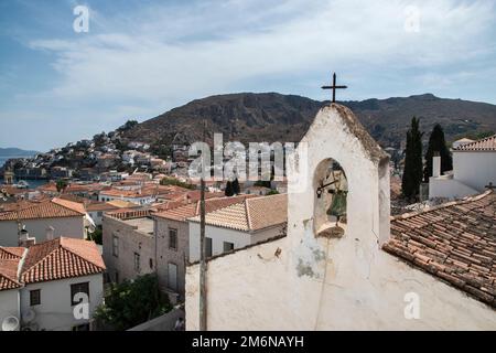 Orthodoxe Kirche in kleiner mediterraner Stadt in der Nähe Stockfoto
