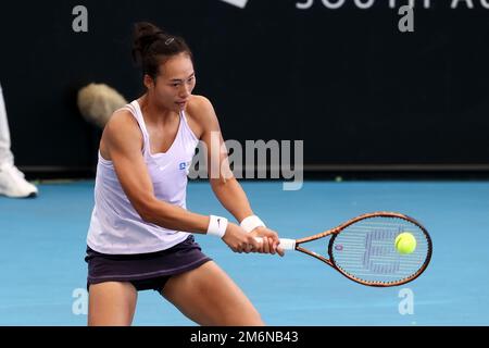 Adelaide, Australien, 5. Januar 2023. Qinwen Zheng aus China schlägt beim Adelaide International Tennis Match zwischen Victoria Azarenka aus Belarus und Qinwen Zheng aus China am Memorial Drive am 05. Januar 2023 in Adelaide, Australien, eine Rückhand. Kredit: Peter Mundy/Speed Media/Alamy Live News Stockfoto